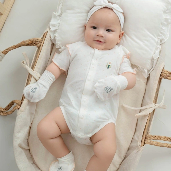 Bodysuit tay ngắn La Pomme chấm bi hoa điệu đà màu trắng
